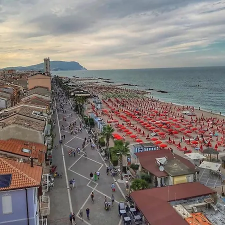 Casa Antica A 10 Metri Dalla Spiaggia Con Giardino Interno